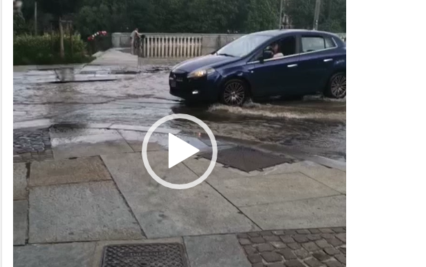 Torino – Scoppia tubo in corso San Maurizio e la strada si trasforma in piscina, traffico in tilt