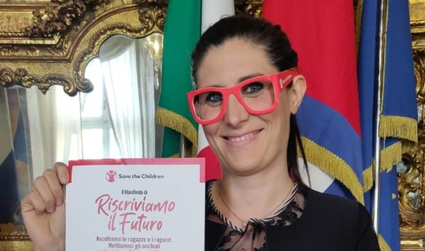 Torino- Parte la campagna di ‘Save the Children’: occhiali rossi per vedere ciò che desiderano i ragazzi