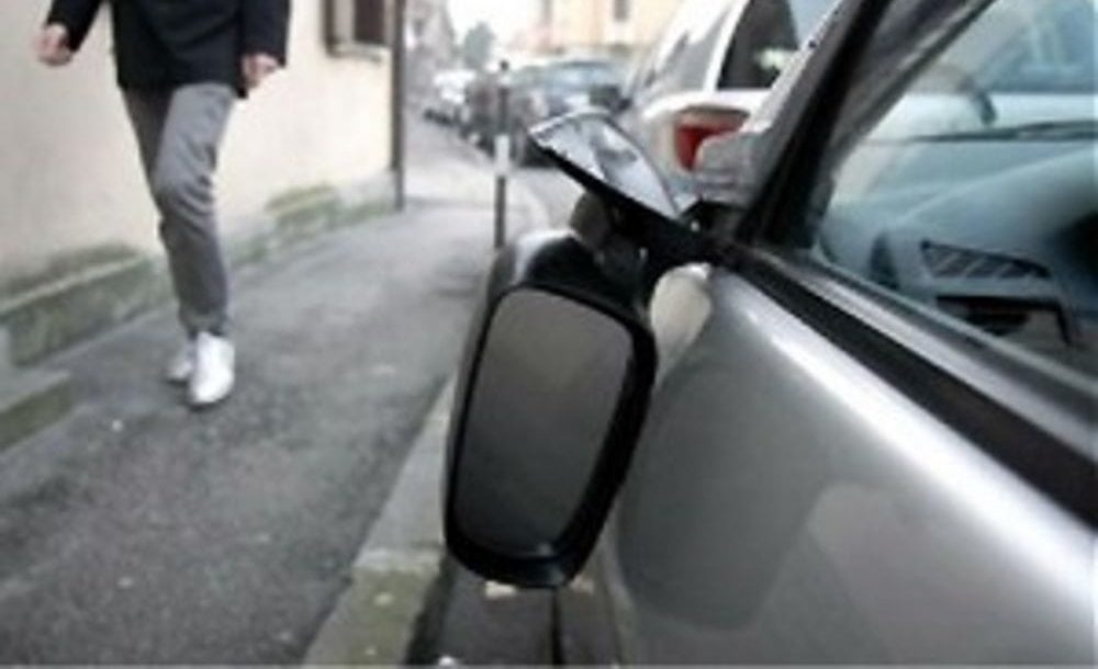 Torino – Minorenni vandalizzano per divertirsi le auto in centro: denunciati