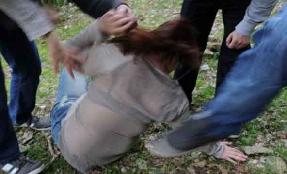 Torino – Scambio di sguardi e scatta la rissa: minorenne picchiata e rapinata