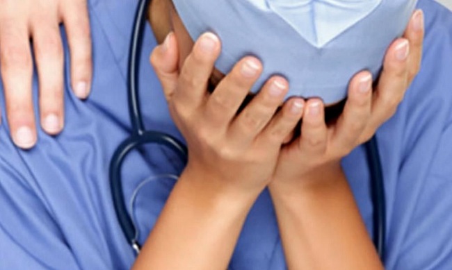 Torino – All’ospedale non attende il suo turno, dà in escandescenze e ferisce un medico: denunciato