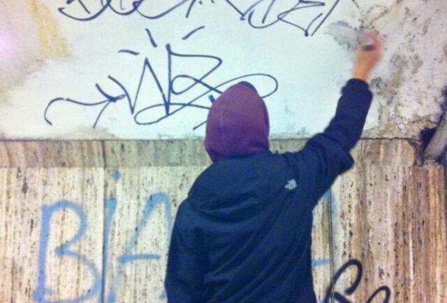 Torino – Writers in azione, cittadino interviene e lo ricoprono di vernice