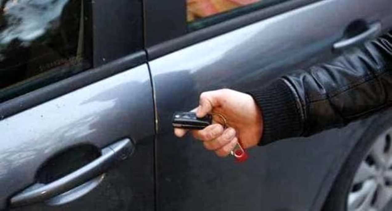 Torino – Tunisino girava fra le auto parcheggiate in centro con ‘jammer’ e chiave universale: bloccato dalla Polizia