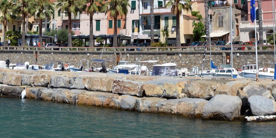 Bimba torinese di 4 anni cade dagli scogli e rischia di affogare in Liguria – Salvata da un pediatra (di Torino) in vacanza