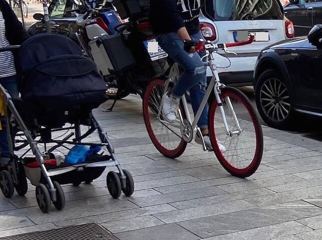 Torino – Viaggia in bici sotto i portici: si ribella alla multa, colpisce vigile e lo manda all’ospedale