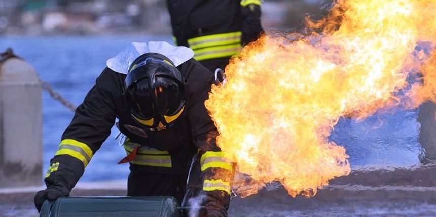 Torino – Paura in Borgo Vittoria “E’ una bomba”, ma sono bombole del gas che esplodono, un passante ferito