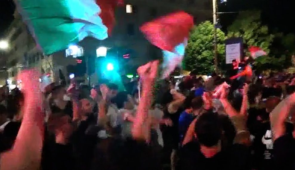 A Torino folla oceanica in strada per gli Azzurri campioni d’Europa: caroselli, fuochi d’artificio e bandiere