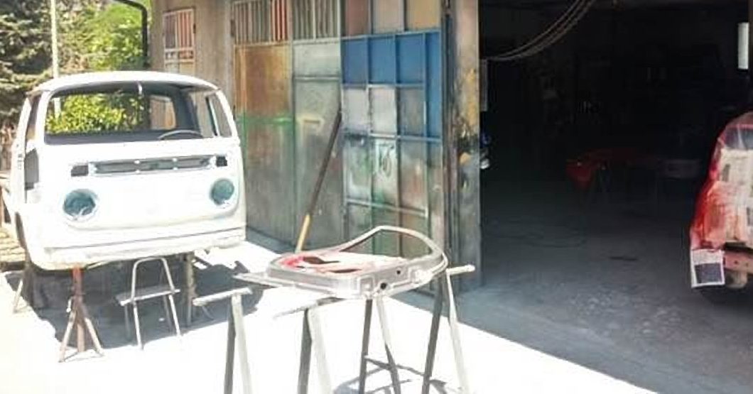 Torino – Carrozzeria abusiva nel cortile. Già multato, riprende l’attività sotto sequestro: denunciato