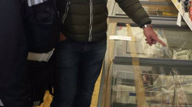 San Salvario: scoperte carenze igieniche, alimenti mal conservati e irregolarità in alcuni esercizi commerciali- Multe e sequestri di cibo