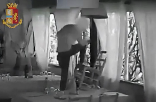 Torino – Ladro maghrebino riesce a calarsi in un ristorante chiuso e inizia a rubare. Scoperto e arrestato