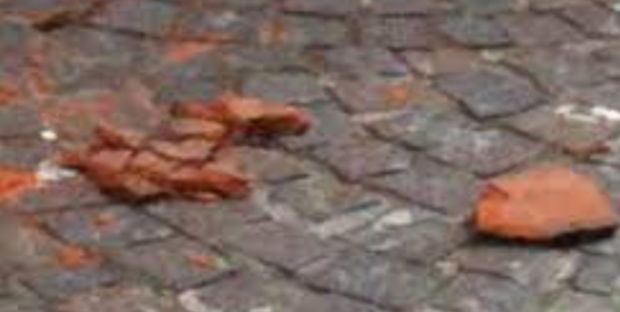 Torino – Follia in Barriera: rifiuta di pagare un operaio, poi lo colpisce in testa con un mattone e scappa