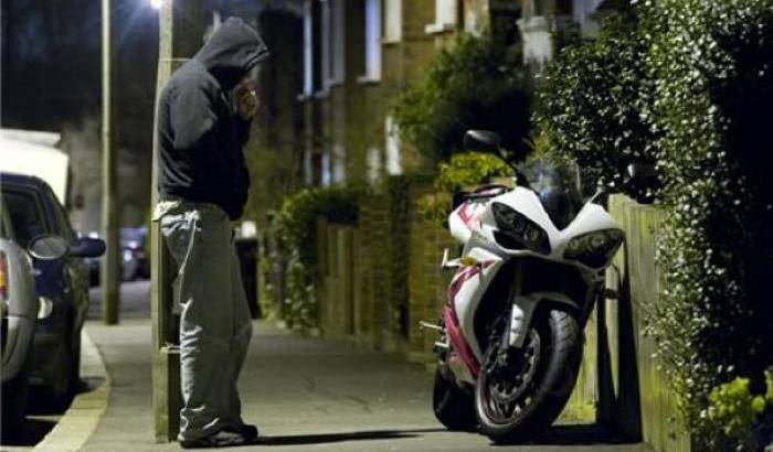 Torino – Ragazzini tentano di rubare scooter in corso Grosseto: avvistati dai residenti e fermati dalla Polizia