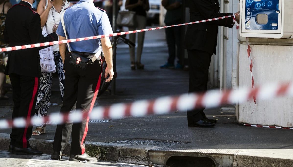 Panico in Piemonte – Sfonda con l’auto portone del Municipio, poi minaccia di darsi fuoco. Arrestato