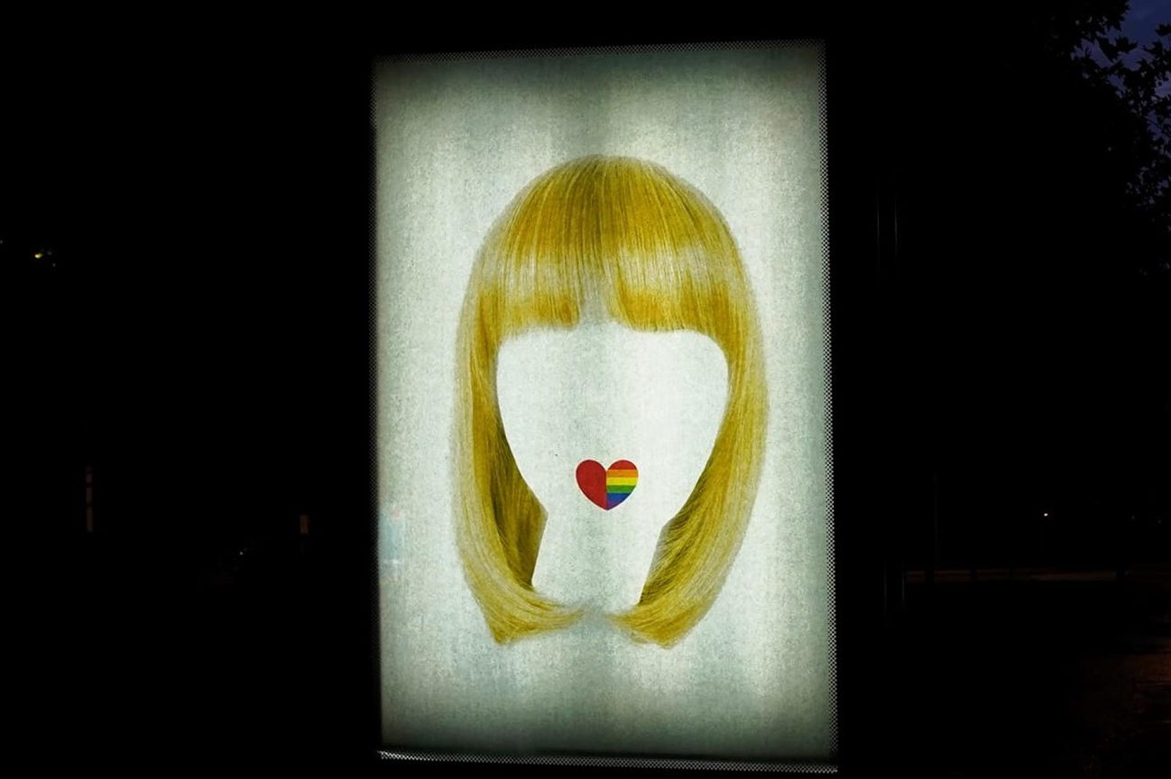 Torino – Omaggio nella notte a Raffaella Carrà: manifesti appesi per le vie della città