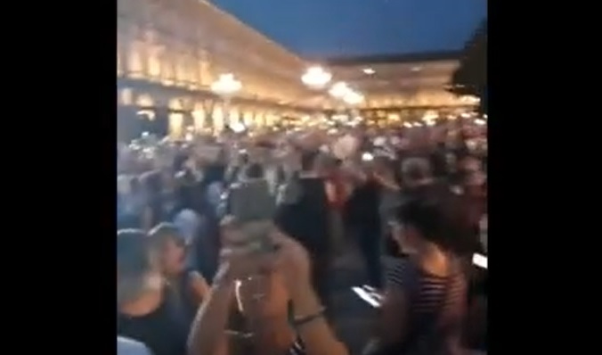 Torino – Folla in Piazza Castello al grido “No Green Pass”. In migliaia alla manifestazione