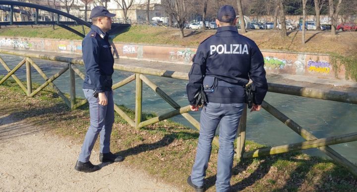 Torino -Folle prende a calci cani e auto sul Lungo Dora: denunciato