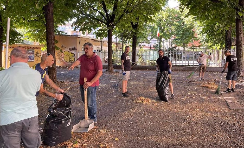 Torino – Residenti e volontari ripuliscono il giardino di Borgata Lesna “Ora i cittadini tengano pulito”