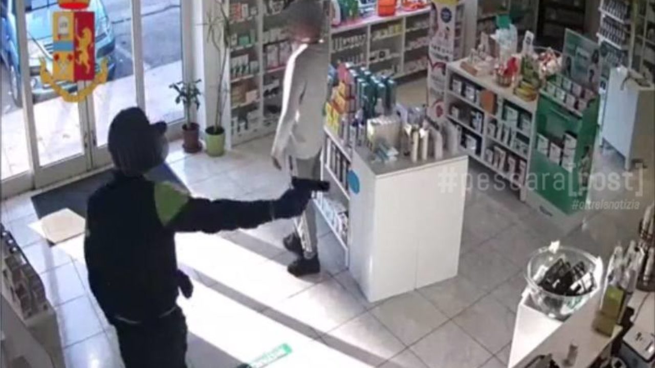 Torino – Rapina la stessa parafarmacia due volte in una settimana, cerca di coprirsi con la mascherina