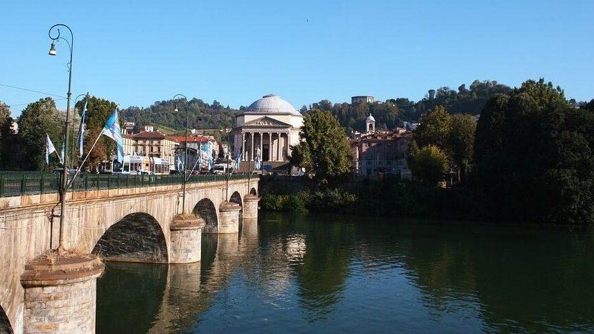 Torino – Aperitivi letterari in riva al Po, la bella iniziativa del Circolo dei Lettori: l’appuntamento in riva al fiume