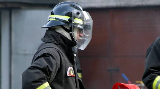 Paura nel Torinese – Tenta di darsi fuoco, il sindaco gli salva la vita