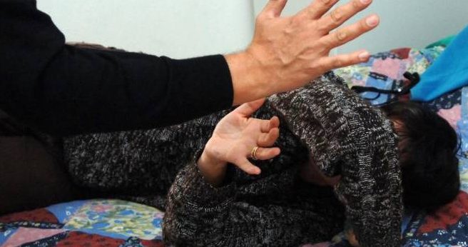 Torino – Ancora violenza sulle donne: picchia brutalmente la compagna, poi prende a calci i poliziotti