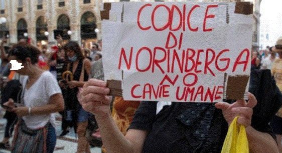 Torino – Paura al corteo anti Green Pass: auto accelera contro i manifestanti, poi fugge per le vie del centro