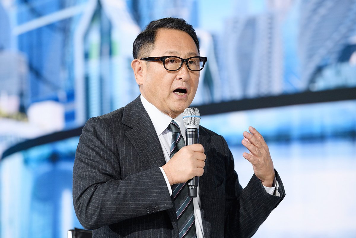 Il CEO Toyota ancora critico sulle auto elettriche “Calo delle vendite? Finalmente la gente apre gli occhi”