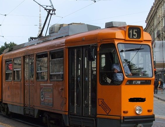 Torino – Auto finisce contro tram e viene trascinata per diversi metri: una donna ferita
