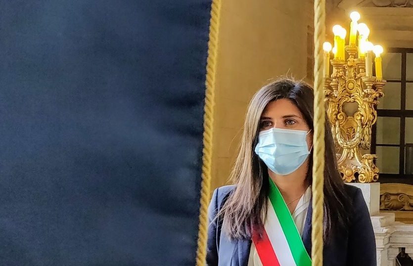 Torino saluta il piccolo Aron, morto nel crollo palazzina – Folla ai funerali, malore per la mamma