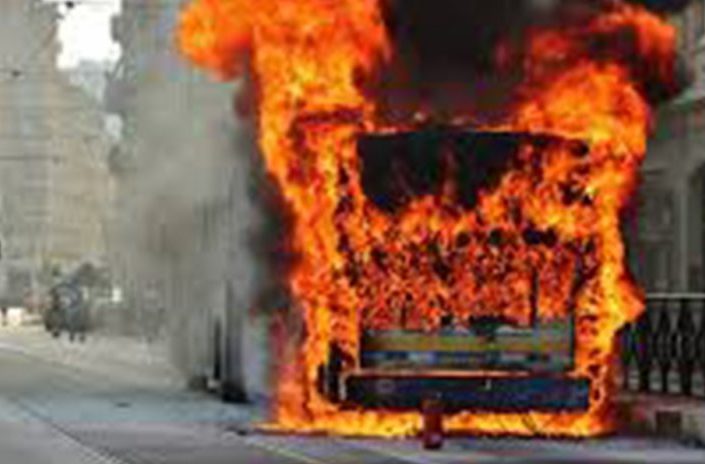 Paura a Torino – Autobus prende fuoco in strada, divorato dalle fiamme
