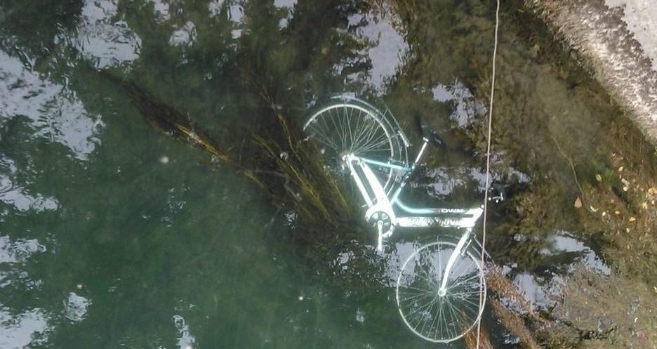 Torino – Pulizia del Po davanti ai Murazzi: ripescate 6 biciclette e 2 monopattini dal fondale