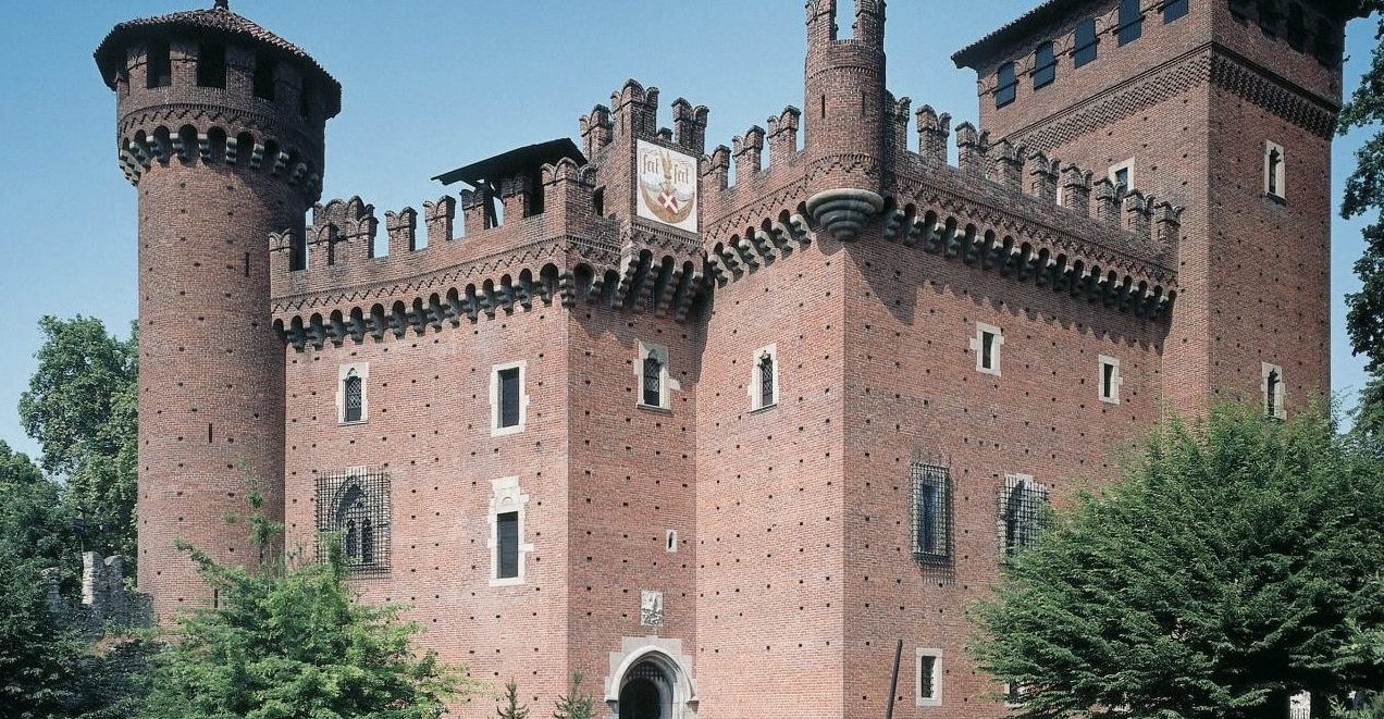 Torino – Molesta i visitatori al Borgo Medioevale del Valentino, poi scaglia mattone contro un dipendente: denunciato