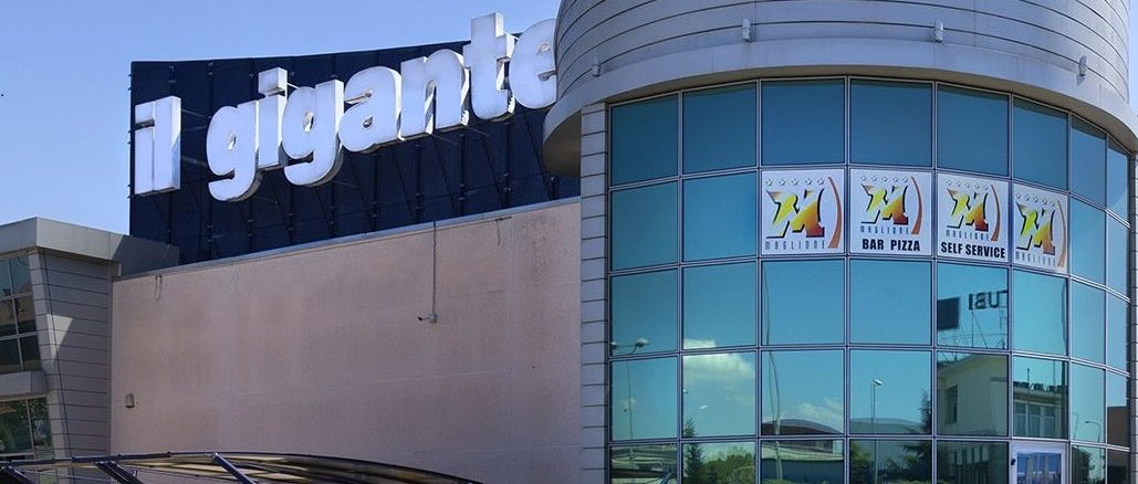 Dramma alle porte di Torino – Schiacciato dal Tir all’esterno del centro commerciale: morto