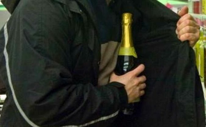 Torino – ‘Beccato’ di nuovo il ladro delle cantine, razziava bottiglie di vino: arrestato 2 volte in 5 giorni