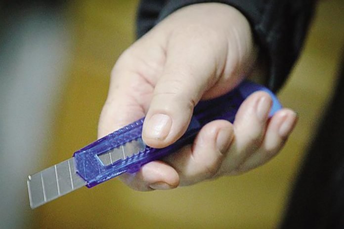 Torino – Rumeno ferisce i passanti con un taglierino in piazza Borgo Dora, poi aggredisce un agente: arrestato