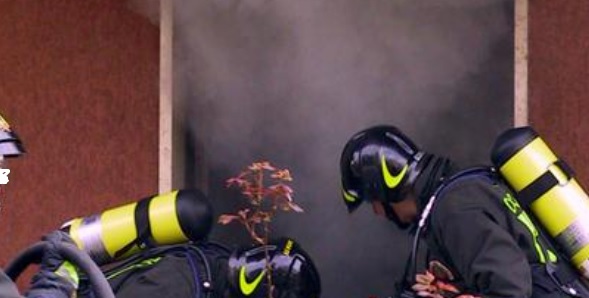Torino – Incendio doloso in palazzo, donna incinta intossicata finisce all’ospedale