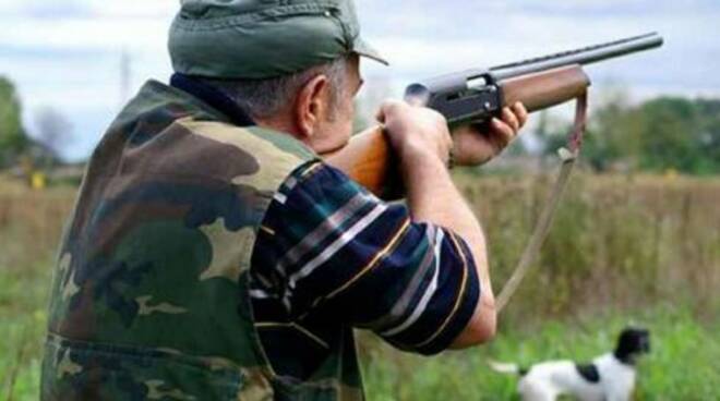 Dramma nel Torinese – Scivola nel bosco e dal fucile parte un colpo: muore cacciatore