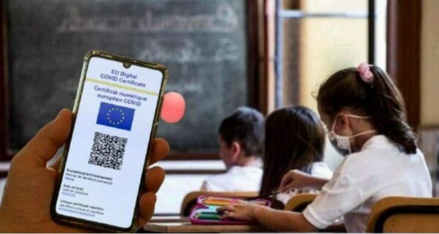 A Torino i primi casi di prof. lasciati fuori da scuola “Sono senza Green Pass, non entrano”