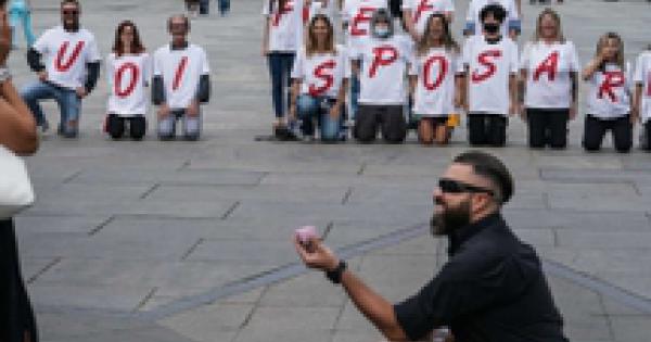 ‘No Green Pass’ a Torino – Ma il nuovo flash mob in centro si trasforma in richiesta di matrimonio “Vuoi sposarmi?”