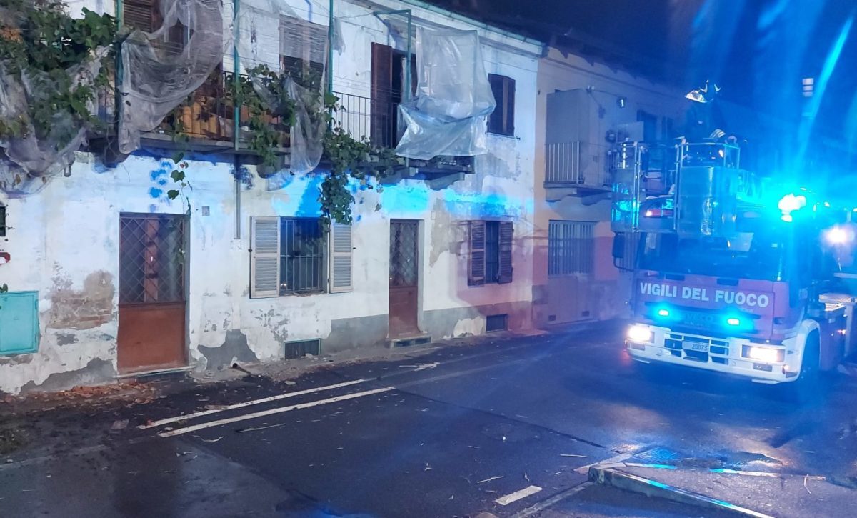 Torino – Paura nella notte in Barriera: a fuoco giardino di una casa occupata, residenti danno l’allarme