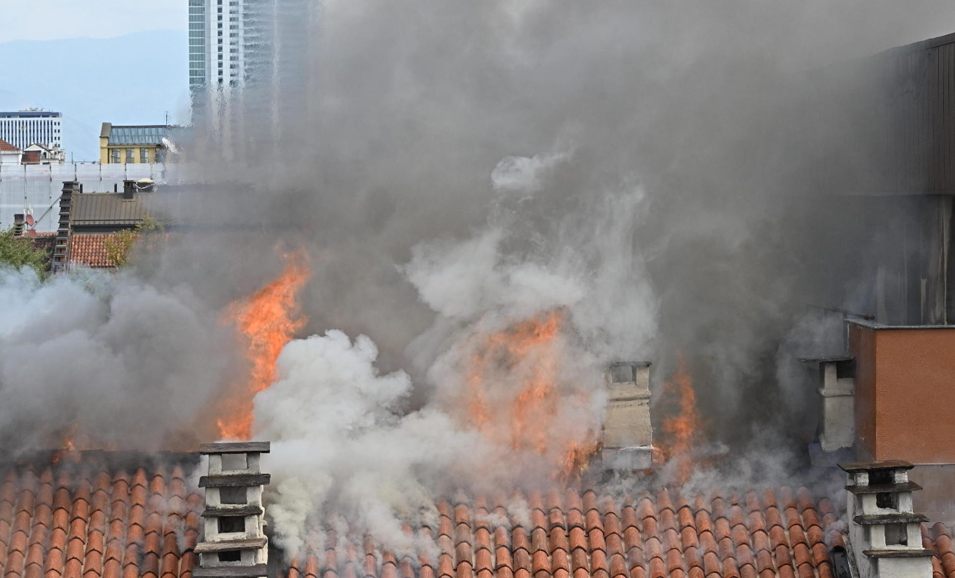 Torino – Il maxi rogo ha devastato 3mila metri quadri: oltre 100 gli evacuati: al via le indagini