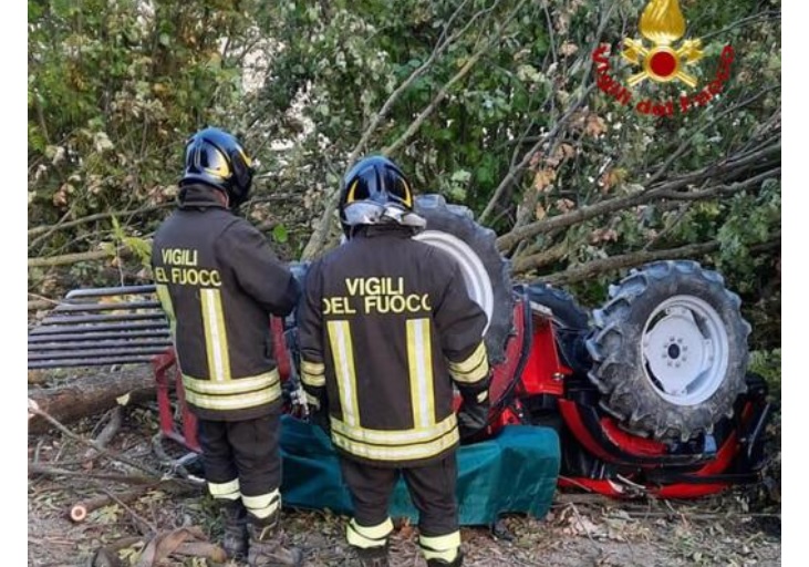 Piemonte – Strage sul lavoro senza fine: schiacciato dal trattore, muore agricoltore a 60 anni
