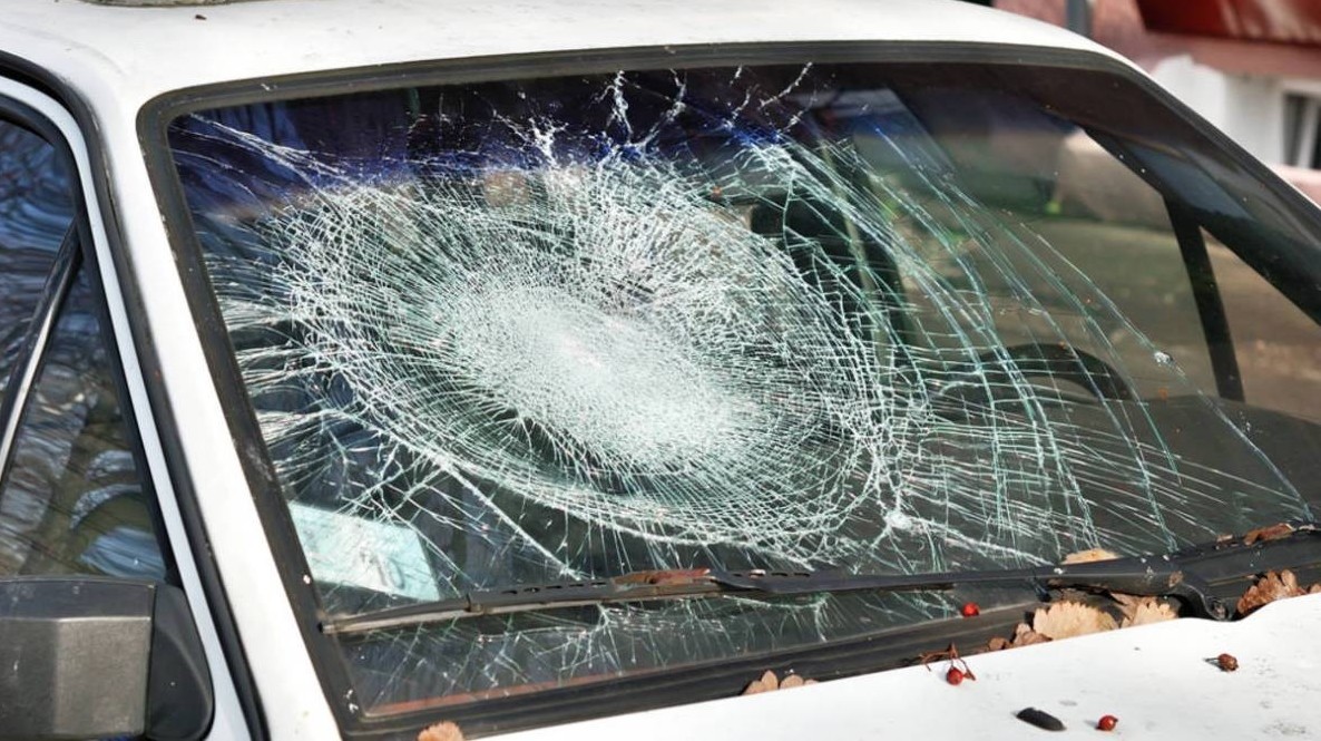 Torino – Nigeriano armato di bastone sfascia auto, bidoni e cartelli stradali senza motivo: arrestato