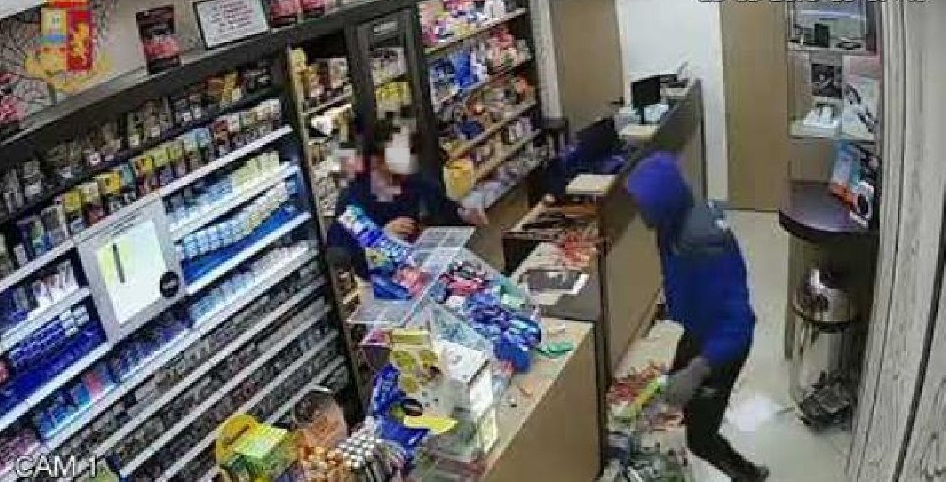 Torino – Rapina quasi comica: ruba i soldi, poi lascia al tabaccaio la carta d’identità. Rintracciato subito e denunciato