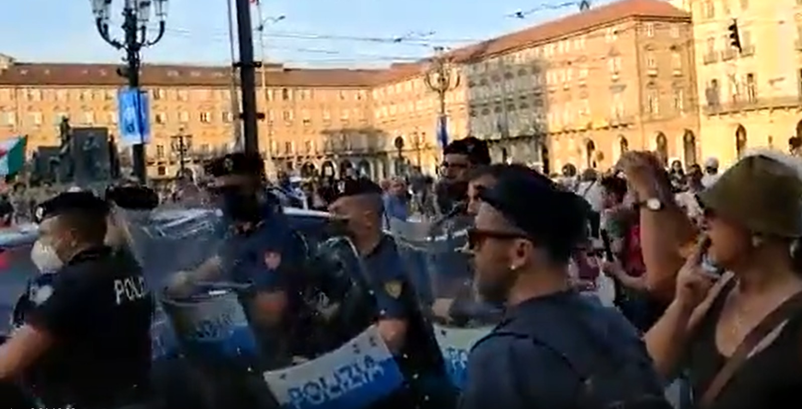 Torino – Ancora tensione al corteo ‘No Green Pass’: volano calci e spintoni, clienti in fuga dai tavolini