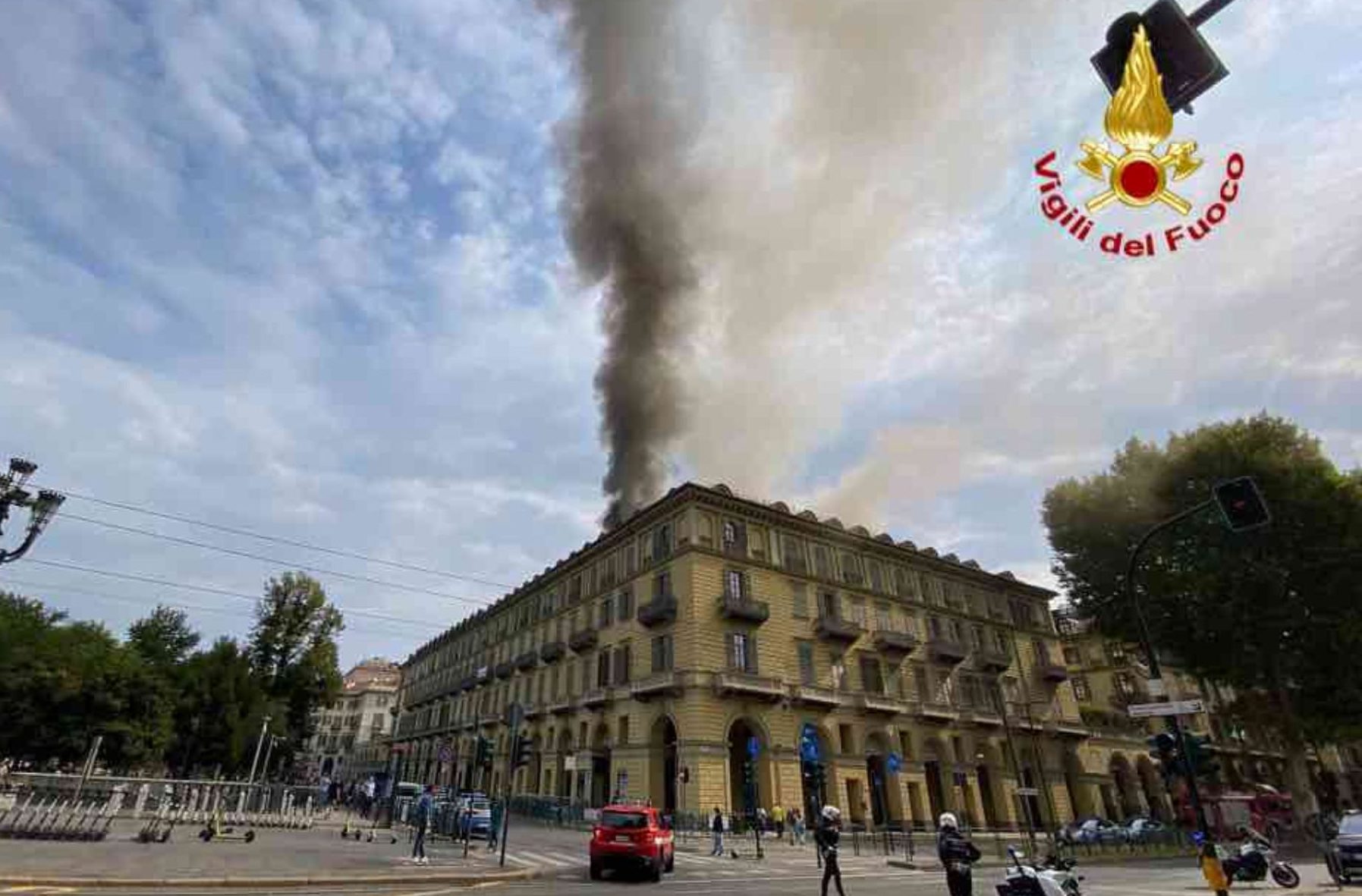 Torino – Brucia palazzo del centro, colonna di fumo nero sulla città, evacuati negozi e palazzi: la situazione