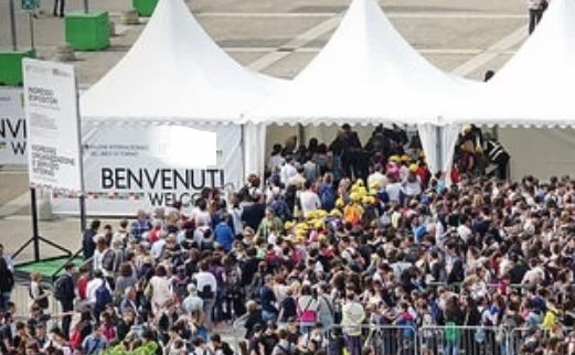 Torino – Assalto al Lingotto, lunghe code all’entrata del Salone del Libro: tutti esauriti gli incontri di sabato