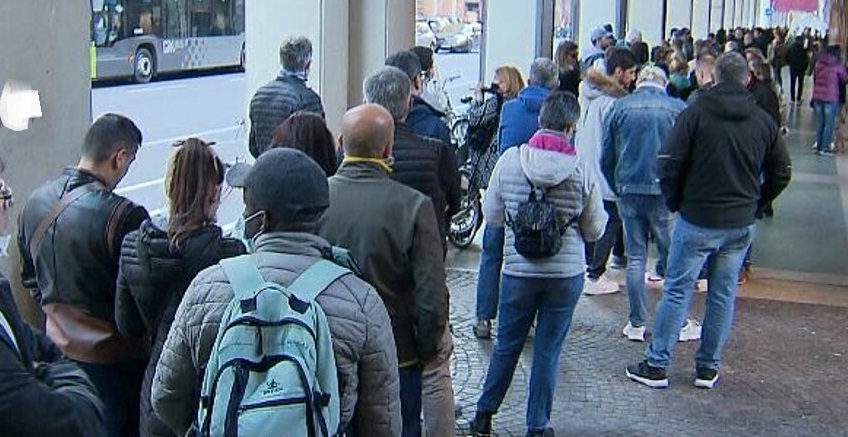 Torino – Maxi code per i Tamponi, farmacie ‘assalite’ da 35mila persone. Arriva anche la Polizia