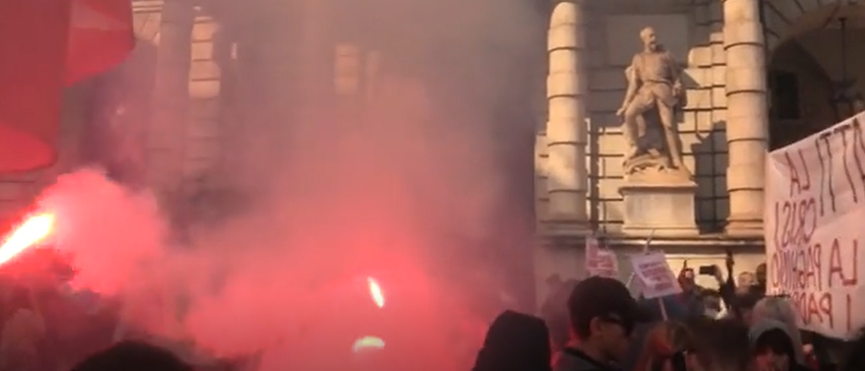 Torino – Lancio di uova e vernice contro il Municipio e le forze dell’Ordine