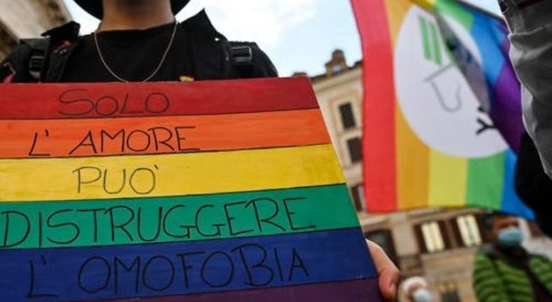 Torino – Ddl Zan, protestano in mille in piazza Carignano “Politici, vergognatevi”